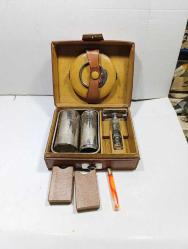 P73-----GILETTE TRAŞ MAKİNALI 1940/50'LERDEN KALMA DERİ KUTUSUNDA SEYEHAT TRAŞ SETİ--FIRÇASI YOK