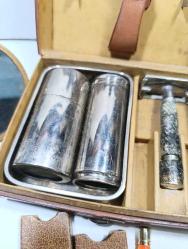 P73-----GILETTE TRAŞ MAKİNALI 1940/50'LERDEN KALMA DERİ KUTUSUNDA SEYEHAT TRAŞ SETİ--FIRÇASI YOK