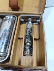 P73-----GILETTE TRAŞ MAKİNALI 1940/50'LERDEN KALMA DERİ KUTUSUNDA SEYEHAT TRAŞ SETİ--FIRÇASI YOK