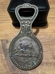 Vintage Gümüş Kaplama Madrid Temalı Şişe Açacağı – Koleksiyonluk  Gümüş kaplama, ağır ve tok bir yapıya sahiptir. Çift taraflı Madrid temalı kabartma işçilik. Bir yüzde: Ünlü Kibele Çeşmesi (Cibeles). Diğer yüzde: Alcalá Kapısı (Puerta de Alcalá) ve Madrid şehir arması.