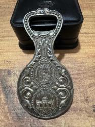 Vintage Gümüş Kaplama Madrid Temalı Şişe Açacağı – Koleksiyonluk  Gümüş kaplama, ağır ve tok bir yapıya sahiptir. Çift taraflı Madrid temalı kabartma işçilik. Bir yüzde: Ünlü Kibele Çeşmesi (Cibeles). Diğer yüzde: Alcalá Kapısı (Puerta de Alcalá) ve Madrid şehir arması.