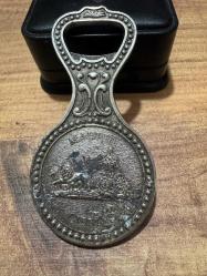 Vintage Gümüş Kaplama Madrid Temalı Şişe Açacağı – Koleksiyonluk  Gümüş kaplama, ağır ve tok bir yapıya sahiptir. Çift taraflı Madrid temalı kabartma işçilik. Bir yüzde: Ünlü Kibele Çeşmesi (Cibeles). Diğer yüzde: Alcalá Kapısı (Puerta de Alcalá) ve Madrid şehir arması.