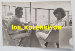 OPERA SANATÇISI NEVİN PERE'NİN ORİJİNAL FOTOĞRAFI - 18 x 12 cm EBADINDA - NEVİN PERE, CARLTON OTELİ'NDE REJİSÖR ŞERİF GÖREN'LE KARŞILIKLI OTURURKEN ÇEKİLMİŞ BİR KARE