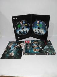 Dvd Harry Potter and the Order of the Phoenix Two-Disc Special Edition. Dvd Harry Potter ve Zümrüdüanka Yoldaşlığı İki diskli özel sürüm. Orijinal. Karton kutulu ve kitapçıklı. Türkçe desteği yok. Diller İngilizce ve Almanca. 2 disk. Diskler 10 üzerinden 9 ve 9.5 çok iyi durumda, sorunsuz çalışıyor. koleksiyonluk.