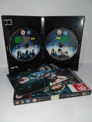Dvd Harry Potter and the Order of the Phoenix Two-Disc Special Edition. Dvd Harry Potter ve Zümrüdüanka Yoldaşlığı İki diskli özel sürüm. Orijinal. Karton kutulu ve kitapçıklı. Türkçe desteği yok. Diller İngilizce ve Almanca. 2 disk. Diskler 10 üzerinden 9 ve 9.5 çok iyi durumda, sorunsuz çalışıyor. koleksiyonluk.