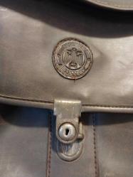 1940 lı yıllardan Alman Topçu Alayı Evrak Çantası.. İkinci Dünya Savaşı dönemine ait Alman askeri teçhizatından nadir  bir parça, üzerindeki kabartma Alman Kartalıdır.   Tasarım: Ortasında, 