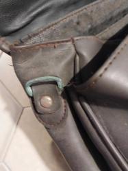 1940 lı yıllardan Alman Topçu Alayı Evrak Çantası.. İkinci Dünya Savaşı dönemine ait Alman askeri teçhizatından nadir  bir parça, üzerindeki kabartma Alman Kartalıdır.   Tasarım: Ortasında, 