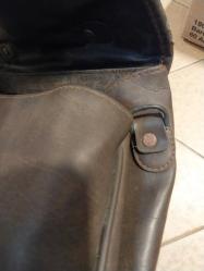 1940 lı yıllardan Alman Topçu Alayı Evrak Çantası.. İkinci Dünya Savaşı dönemine ait Alman askeri teçhizatından nadir  bir parça, üzerindeki kabartma Alman Kartalıdır.   Tasarım: Ortasında, 