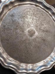 PİRİNÇ TEPSİ, EL İŞÇİLİĞİ TEPSİ. ORTASINDA RUS VEYA İNGİLİZ KARTALI MOTİFLİ,  FLORAL DESENLİ  PİRİNÇ TEPSİ. ARKASINDA ÜRETİCİ DAMGALI.