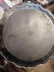 PİRİNÇ TEPSİ, EL İŞÇİLİĞİ TEPSİ. ORTASINDA RUS VEYA İNGİLİZ KARTALI MOTİFLİ,  FLORAL DESENLİ  PİRİNÇ TEPSİ. ARKASINDA ÜRETİCİ DAMGALI.