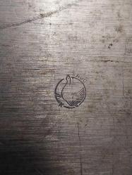 PİRİNÇ TEPSİ, EL İŞÇİLİĞİ TEPSİ. ORTASINDA RUS VEYA İNGİLİZ KARTALI MOTİFLİ,  FLORAL DESENLİ  PİRİNÇ TEPSİ. ARKASINDA ÜRETİCİ DAMGALI.