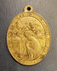 Almanya, Meryem Ana ve Aziz Aloysius (Gençlerin Koruyucusu) Temalı Hatıra Kolye-Madalyon Mükemmel Detaylı Bir İşçilikle Üretilmiştir. (Oval Tarzda) Pirinç/Kullanılmış-Patinalı. 1900'lerden. (43x36 mm)