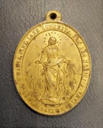 Almanya, Meryem Ana ve Aziz Aloysius (Gençlerin Koruyucusu) Temalı Hatıra Kolye-Madalyon Mükemmel Detaylı Bir İşçilikle Üretilmiştir. (Oval Tarzda) Pirinç/Kullanılmış-Patinalı. 1900'lerden. (43x36 mm)