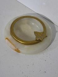 Pirinç kenarlı ve yaprak şeklinde süslemeli, antika oniks küllük (11 cm çapında)