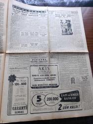 Cumhuriyet Gazetesi - Turkish Newspaper - 20 Şubat 1959 - Adnan Menderes millete radyo ile hitap etti - Başbakan Adnan Menderes Dün yatağından kalktı ve odasında dolaştı - uçak kazasından sonra Adnan Menderes'e ilk yardımı yapan Newdigate'li çiftçi Anthony Bailey ve karısı Margaret fotoğraf - Dr. Fazıl Küçük anlaşmanın imzalandığı Lancaster House'dan çıkarken imzayı müteakip MacMillan Fatin Rüştü Zorlu ve Karamanlis el sıkışırlarken fotoğraf - Londra'da vuku bulan uçak kazasında vefat edenlerin cenazeleri yurda getiriliyor - Başbakan Adnan Menderes uçak kazasından sağ kurtulmuştu - Türkiye'de ilk defa bir ağır ceza mahkemesini 3 kadın hakim idare etmiştir fotoğraf - hükümet meydanı yazan İlhan Tarus Yazı Dizisi - İzmir'de dünkü basın davaları - his ve akıl yolları yazan Burhan Felek - Muhsin Ertuğrul'a dair yazılan yazı davası - Yahya Kemal'i sevenler dün toplandılar - Uluç Ali yazan halikarnas balıkçısı Yazı Dizisi - İstanbul belediyesi şehir tiyatrosu dram kısmında dört albayın aşkı