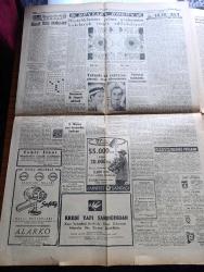 Cumhuriyet Gazetesi - Turkish Newspaper - 20 Şubat 1959 - Adnan Menderes millete radyo ile hitap etti - Başbakan Adnan Menderes Dün yatağından kalktı ve odasında dolaştı - uçak kazasından sonra Adnan Menderes'e ilk yardımı yapan Newdigate'li çiftçi Anthony Bailey ve karısı Margaret fotoğraf - Dr. Fazıl Küçük anlaşmanın imzalandığı Lancaster House'dan çıkarken imzayı müteakip MacMillan Fatin Rüştü Zorlu ve Karamanlis el sıkışırlarken fotoğraf - Londra'da vuku bulan uçak kazasında vefat edenlerin cenazeleri yurda getiriliyor - Başbakan Adnan Menderes uçak kazasından sağ kurtulmuştu - Türkiye'de ilk defa bir ağır ceza mahkemesini 3 kadın hakim idare etmiştir fotoğraf - hükümet meydanı yazan İlhan Tarus Yazı Dizisi - İzmir'de dünkü basın davaları - his ve akıl yolları yazan Burhan Felek - Muhsin Ertuğrul'a dair yazılan yazı davası - Yahya Kemal'i sevenler dün toplandılar - Uluç Ali yazan halikarnas balıkçısı Yazı Dizisi - İstanbul belediyesi şehir tiyatrosu dram kısmında dört albayın aşkı
