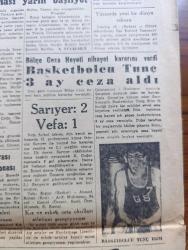 Cumhuriyet Gazetesi - Turkish Newspaper - 20 Şubat 1959 - Adnan Menderes millete radyo ile hitap etti - Başbakan Adnan Menderes Dün yatağından kalktı ve odasında dolaştı - uçak kazasından sonra Adnan Menderes'e ilk yardımı yapan Newdigate'li çiftçi Anthony Bailey ve karısı Margaret fotoğraf - Dr. Fazıl Küçük anlaşmanın imzalandığı Lancaster House'dan çıkarken imzayı müteakip MacMillan Fatin Rüştü Zorlu ve Karamanlis el sıkışırlarken fotoğraf - Londra'da vuku bulan uçak kazasında vefat edenlerin cenazeleri yurda getiriliyor - Başbakan Adnan Menderes uçak kazasından sağ kurtulmuştu - Türkiye'de ilk defa bir ağır ceza mahkemesini 3 kadın hakim idare etmiştir fotoğraf - hükümet meydanı yazan İlhan Tarus Yazı Dizisi - İzmir'de dünkü basın davaları - his ve akıl yolları yazan Burhan Felek - Muhsin Ertuğrul'a dair yazılan yazı davası - Yahya Kemal'i sevenler dün toplandılar - Uluç Ali yazan halikarnas balıkçısı Yazı Dizisi - İstanbul belediyesi şehir tiyatrosu dram kısmında dört albayın aşkı