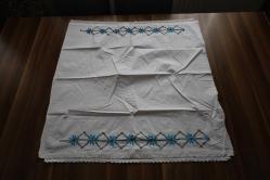 KANAVİÇE İŞLEMELİ ESKİ YASTIK *  75 - 75 CM