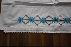 KANAVİÇE İŞLEMELİ ESKİ YASTIK *  75 - 75 CM