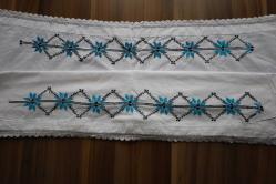 KANAVİÇE İŞLEMELİ ESKİ YASTIK *  75 - 75 CM