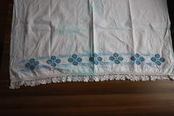 KANAVİÇE İŞLEMELİ ESKİ YASTIK  *  90 - 110 CM