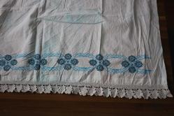 KANAVİÇE İŞLEMELİ ESKİ YASTIK  *  90 - 110 CM