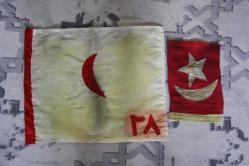 LOT.4 » HİLAL-İ AHMER SANCAK   VE  OSMANLI ZAMANINDA KULLANILAN ASKER GÖĞÜS CEBİ  ARKASI MÜHÜRLÜ (LOT1