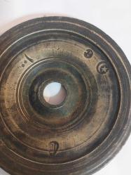 Osmanlı Dönemi Damgalı 100 Dirhem Ağırlık. Osmanlı dönemine ait bronz veya pirinç bir dirhem ağırlığıdır.  Kullanım Amacı: Bu ağırlıklar, çarşı ve pazarlarda terazi ile malların tartılması için kullanılırdı.  Özellikleri: Genellikle disk şeklinde olup, merkezinde bir delik bulunur.  Damgalar: Üzerinde Osmanlı damgaları (tuğra, ay-yıldız gibi) bulunur ve bu damgalar ağırlığın doğruluğunu gösterir.  Tarihi Değer: Osmanlı ticaret ve ekonomi tarihinin önemli parçalarıdır ve günümüzde koleksiyon değeri taşırlar.