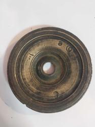 Osmanlı Dönemi Damgalı 100 Dirhem Ağırlık. Osmanlı dönemine ait bronz veya pirinç bir dirhem ağırlığıdır.  Kullanım Amacı: Bu ağırlıklar, çarşı ve pazarlarda terazi ile malların tartılması için kullanılırdı.  Özellikleri: Genellikle disk şeklinde olup, merkezinde bir delik bulunur.  Damgalar: Üzerinde Osmanlı damgaları (tuğra, ay-yıldız gibi) bulunur ve bu damgalar ağırlığın doğruluğunu gösterir.  Tarihi Değer: Osmanlı ticaret ve ekonomi tarihinin önemli parçalarıdır ve günümüzde koleksiyon değeri taşırlar.