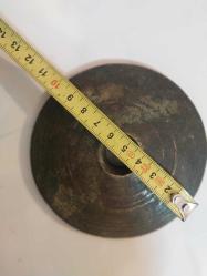 Osmanlı Dönemi Damgalı 100 Dirhem Ağırlık. Osmanlı dönemine ait bronz veya pirinç bir dirhem ağırlığıdır.  Kullanım Amacı: Bu ağırlıklar, çarşı ve pazarlarda terazi ile malların tartılması için kullanılırdı.  Özellikleri: Genellikle disk şeklinde olup, merkezinde bir delik bulunur.  Damgalar: Üzerinde Osmanlı damgaları (tuğra, ay-yıldız gibi) bulunur ve bu damgalar ağırlığın doğruluğunu gösterir.  Tarihi Değer: Osmanlı ticaret ve ekonomi tarihinin önemli parçalarıdır ve günümüzde koleksiyon değeri taşırlar.