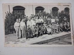 1970'ler ve öncesi dönem: ''Toplu halde  işçi topluluğu''  Siyah Beyaz Fotoğraf - 13/8.5 cm.