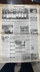13 ŞUBAT 1999 - FOTOMAÇ SPOR GAZETESİ - TURKISH NEWSPAPER - DOĞUM GÜNÜ /HEDİYESİ - EKSİKSİZ TAM TAKIM GAZETELERİ  - GALATASARAY - KOCAELİSPOR - HAKAN ŞÜKÜR - HAGİ - ARİF - MİRKOVİC - TUGAY - OKAN - POPESCU - FATİH TERİM - ERGUN ALKAN - LEVENT TÜZEMEN - SERGEN - MOLDOVAN - FARUK SÜREN - MEHMET CANSUN - ÜMİT - ÜLKERSPOR - EFES PİLSEN - CİBONA - HÜSEYİN BESOK - İBRAHİM KUTLUAY - HARUN ERDENAY  TARAFTAR - FOTOMAÇ - SERGEN KUMARDA 50 MİLYAR KAYBETTİ - KÖRFEZ’DE KRAL KONUŞTU - GALATASARAY TEHLİKELİ GİRDAPTA - OKAN TAKIMIN DİNAMOSU - POPESCU ÇELİK DUVAR ÖRECEK - SÜREN PARA ARIYOR - GALATASARAY’IN BORCU 15 TRİLYON - CİM-BOM 11. GALİBİYET PEŞİNDE - HAKAN ŞÜKÜR’ÜN DÖNÜŞÜ MUHTEŞEM OLDU - MOLDOVAN ELEŞTİRİLERİ UTANDIRDI - ÜLKERSPOR ASVEL’İ FARKLI GEÇTİ - EFES, FENER VE ÜLKER PLAY-OFF GARANTİLEDİ - BEŞİKTAŞ YEŞİLYURT’U DAĞITTI  KOCAELİSPOR 1-3 GALATASARAY (GOLLER: HAKAN ŞÜKÜR, HAGİ, ARİF) ÜLKERSPOR 86-64 ASVEL BEŞİKTAŞ 3-0 YEŞİLYURT (VOLEYBOL) - 13 ŞUBAT 1999 - GALATASARAY - KOCAE