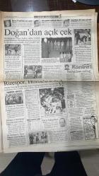 13 ŞUBAT 1999 - FOTOMAÇ SPOR GAZETESİ - TURKISH NEWSPAPER - DOĞUM GÜNÜ /HEDİYESİ - EKSİKSİZ TAM TAKIM GAZETELERİ  - GALATASARAY - KOCAELİSPOR - HAKAN ŞÜKÜR - HAGİ - ARİF - MİRKOVİC - TUGAY - OKAN - POPESCU - FATİH TERİM - ERGUN ALKAN - LEVENT TÜZEMEN - SERGEN - MOLDOVAN - FARUK SÜREN - MEHMET CANSUN - ÜMİT - ÜLKERSPOR - EFES PİLSEN - CİBONA - HÜSEYİN BESOK - İBRAHİM KUTLUAY - HARUN ERDENAY  TARAFTAR - FOTOMAÇ - SERGEN KUMARDA 50 MİLYAR KAYBETTİ - KÖRFEZ’DE KRAL KONUŞTU - GALATASARAY TEHLİKELİ GİRDAPTA - OKAN TAKIMIN DİNAMOSU - POPESCU ÇELİK DUVAR ÖRECEK - SÜREN PARA ARIYOR - GALATASARAY’IN BORCU 15 TRİLYON - CİM-BOM 11. GALİBİYET PEŞİNDE - HAKAN ŞÜKÜR’ÜN DÖNÜŞÜ MUHTEŞEM OLDU - MOLDOVAN ELEŞTİRİLERİ UTANDIRDI - ÜLKERSPOR ASVEL’İ FARKLI GEÇTİ - EFES, FENER VE ÜLKER PLAY-OFF GARANTİLEDİ - BEŞİKTAŞ YEŞİLYURT’U DAĞITTI  KOCAELİSPOR 1-3 GALATASARAY (GOLLER: HAKAN ŞÜKÜR, HAGİ, ARİF) ÜLKERSPOR 86-64 ASVEL BEŞİKTAŞ 3-0 YEŞİLYURT (VOLEYBOL) - 13 ŞUBAT 1999 - GALATASARAY - KOCAE