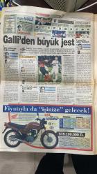 14 ŞUBAT 1999 - FOTOMAÇ SPOR GAZETESİ - TURKISH NEWSPAPER - DOĞUM GÜNÜ /HEDİYESİ - EKSİKSİZ TAM TAKIM GAZETELERİ -  GALATASARAY - KOCAELİSPOR - HAKAN ŞÜKÜR - HAGİ - ARİF - MİRKOVİC - TUGAY - OKAN - POPESCU - FATİH TERİM - SERGEN - MOLDOVAN - FARUK SÜREN - MEHMET CANSUN - ÜMİT - ÜLKERSPOR - EFES PİLSEN - CİBONA - HÜSEYİN BESOK - İBRAHİM KUTLUAY - HARUN ERDENAY - BEŞİKTAŞ - SÜLEYMAN SEBA - TOSHACK - ERTUĞRUL - AMOKACHI - ALPAY - RAHİM - SELLAMİ - SERDAR - RÜŞTÜ  TARAFTAR - FOTOMAÇ - SEVGİLİLER GÜNÜ KUTLU OLSUN - HAKAN: KRALLIK BALİÇ’İN OLSUN - BEŞİKTAŞ GAZİANTEP’TE YİNE KAYBETTİ - GÖZYAŞLARI SİYAH BEYAZ - SEVGİLİLER GÜNÜ YARAMADI - I LOVE YOU TOSHACK - TRABZONSPOR BURSA’DA PATLAMA YAPACAK - FENERBAHÇE ADANA MAÇINA HAZIR - EROL BULUT “DALYA” DİYECEK - HAGİ BU SEFER EMİN DEĞİL - SERGEN İÇİNİ DÖKTÜ - SAFFET FUTBOLCU PAZARLAYACAK - FENERBAHÇE’DE İSPORTACILARA GÖZ HAPSİ - SERGEN: FUTBOLA MUCİZE ESERİ DÖNDÜM  KOCAELİSPOR 1-3 GALATASARAY (GOLLER: HAKAN ŞÜKÜR, HAGİ, ARİF) GAZİANTEPSPOR 2-0 BEŞİK