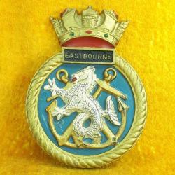 ANTİKA BİRLEŞİK KRALLIK KRALİYET DONANMASI HMS EASTBOURNE FIRKATEYNİ EL BOYAMA ALİMÜNYUM METAL GEMİ ARMASI
