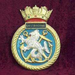 ANTİKA BİRLEŞİK KRALLIK KRALİYET DONANMASI HMS EASTBOURNE FIRKATEYNİ EL BOYAMA ALİMÜNYUM METAL GEMİ ARMASI