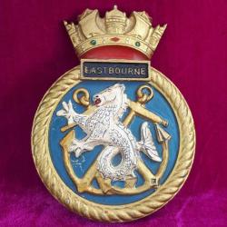 ANTİKA BİRLEŞİK KRALLIK KRALİYET DONANMASI HMS EASTBOURNE FIRKATEYNİ EL BOYAMA ALİMÜNYUM METAL GEMİ ARMASI