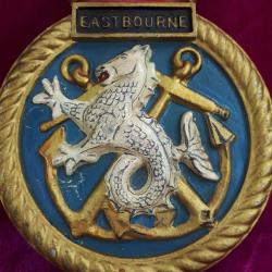 ANTİKA BİRLEŞİK KRALLIK KRALİYET DONANMASI HMS EASTBOURNE FIRKATEYNİ EL BOYAMA ALİMÜNYUM METAL GEMİ ARMASI