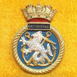 ANTİKA BİRLEŞİK KRALLIK KRALİYET DONANMASI HMS EASTBOURNE FIRKATEYNİ EL BOYAMA ALİMÜNYUM METAL GEMİ ARMASI