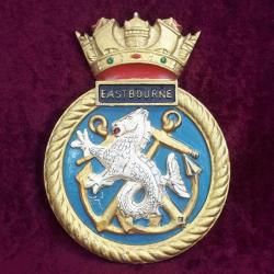 ANTİKA BİRLEŞİK KRALLIK KRALİYET DONANMASI HMS EASTBOURNE FIRKATEYNİ EL BOYAMA ALİMÜNYUM METAL GEMİ ARMASI