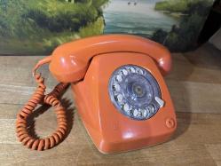Turuncu renk antika çevirmeli telefon