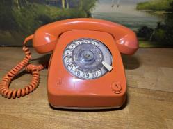 Turuncu renk antika çevirmeli telefon