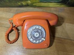Turuncu renk antika çevirmeli telefon