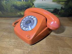 Turuncu renk antika çevirmeli telefon