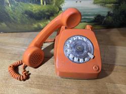 Turuncu renk antika çevirmeli telefon