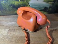 Turuncu renk antika çevirmeli telefon