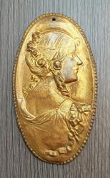 Avrupa, Vintage Koleksiyonluk Örgü Saçlı Genç Kız Figürlü Dekoratif Oval Plaka. Bakır/Altın Vermiyerli. 1900'ler. (16 cm)