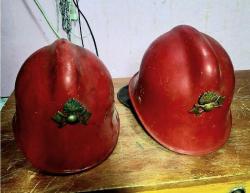 İtfaiyeci Kaskı,  1930/40 larda Kullanılmış,  Kaskların ikisinin  içinde isimler yazılı,  bakalit türü sert plâstik, kokart pirinç,  ense koruması deri..2 adet fiyatı.