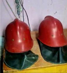 İtfaiyeci Kaskı,  1930/40 larda Kullanılmış,  Kaskların ikisinin  içinde isimler yazılı,  bakalit türü sert plâstik, kokart pirinç,  ense koruması deri..2 adet fiyatı.