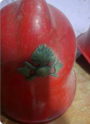 İtfaiyeci Kaskı,  1930/40 larda Kullanılmış,  Kaskların ikisinin  içinde isimler yazılı,  bakalit türü sert plâstik, kokart pirinç,  ense koruması deri..2 adet fiyatı.